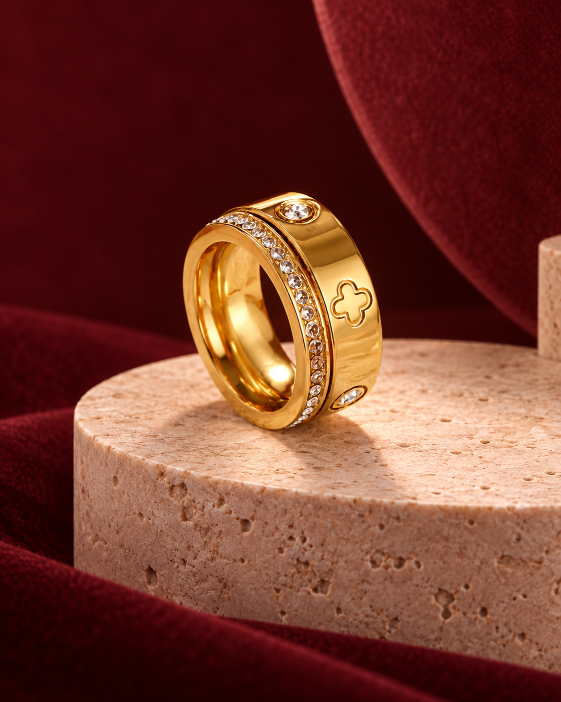 Bague dorée à motif trèfle sur socle en travertin et fond bordeaux