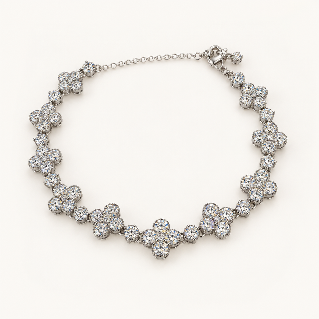 Bracciale Flowers argentato su sfondo avorio