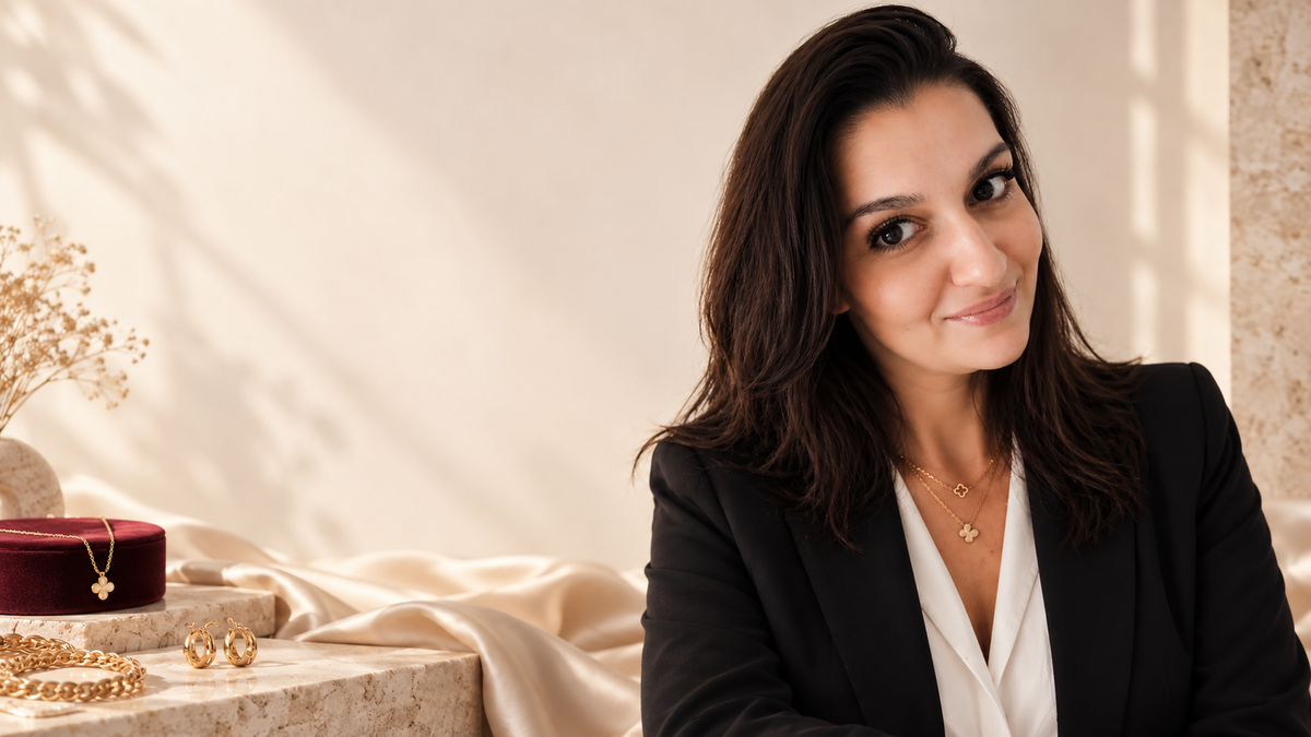 Laetitia di Laetiso Boutique in un’ambientazione color crema con gioielli dorati