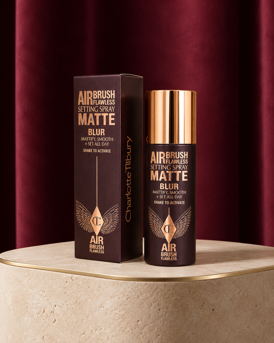 Spray fissante e confezione su un piedistallo avorio davanti a un velluto bordeaux