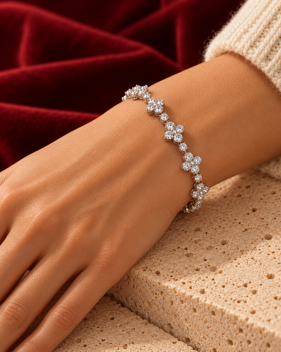 Silberfarbenes Armband Flowers getragen — KI-generierte Inszenierung