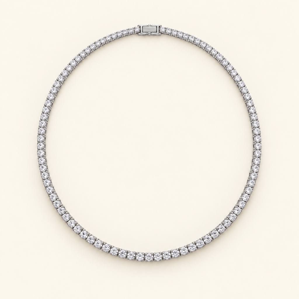 Collier Éline argenté — cadrage harmonisé avec la finition dorée, visuel retouché par IA