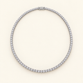 Collier Éline argenté — cadrage harmonisé avec la finition dorée, visuel retouché par IA