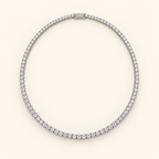 Collier Éline argenté — cadrage harmonisé avec la finition dorée, visuel retouché par IA