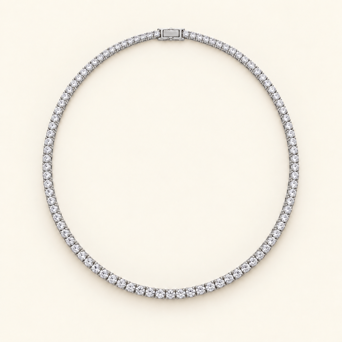 Éline necklace on an ivory background