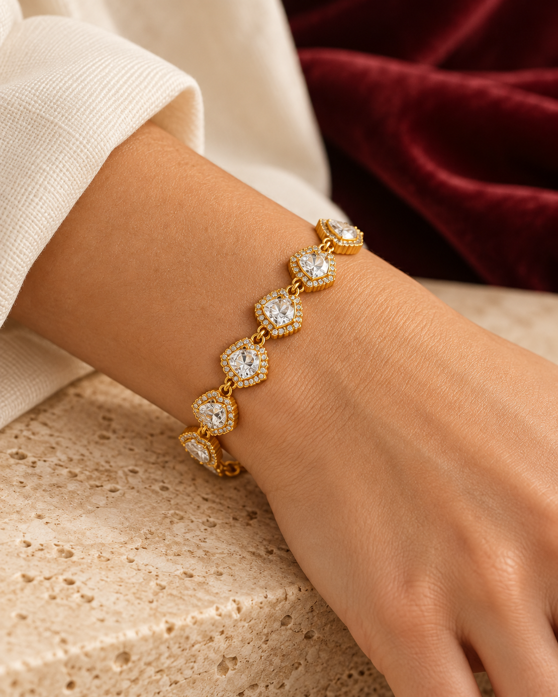 Armband Amour lumineux getragen — KI-generierte Inszenierung