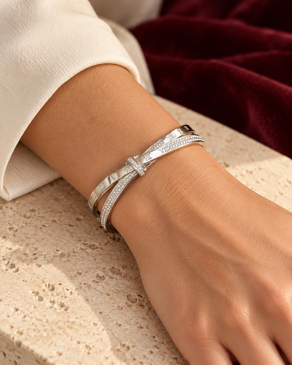 Silberfarbenes Armband Aurore getragen — KI-generierte Inszenierung