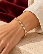 Bracciale Isaline indossato — immagine ambientata generata con IA