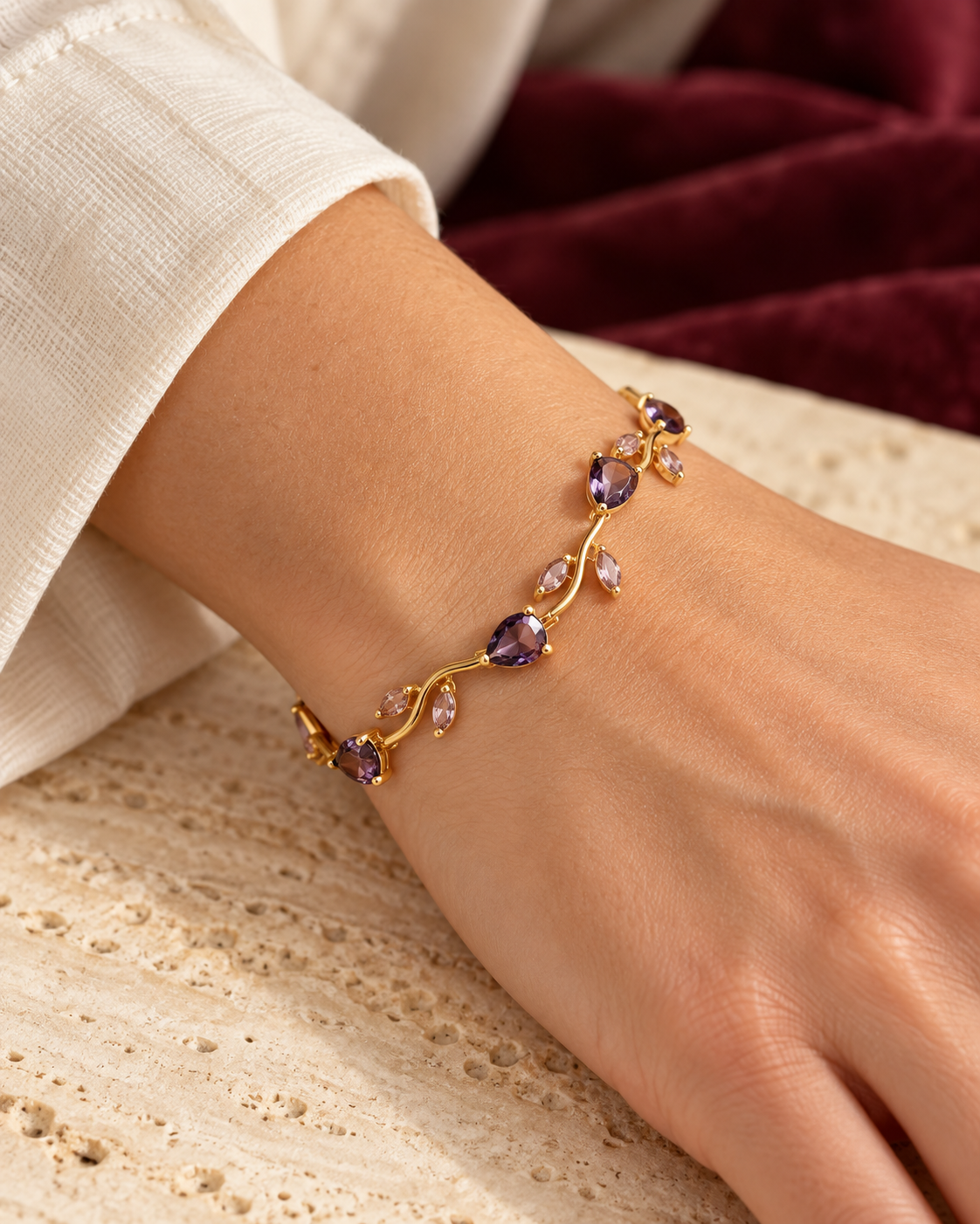 Armband Violette getragen — KI-generierte Inszenierung