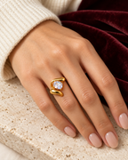Anello regolabile Séraphine indossato — immagine ambientata generata con IA