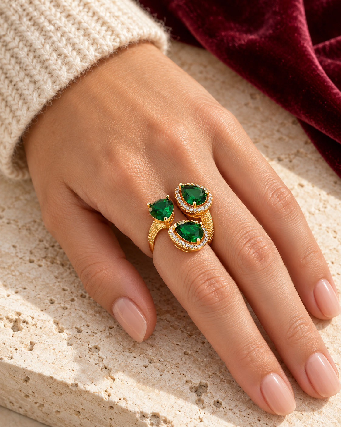 Anello regolabile Esmée indossato — immagine ambientata generata con IA