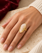 Bague ajustable Soline porté — mise en scène générée par IA
