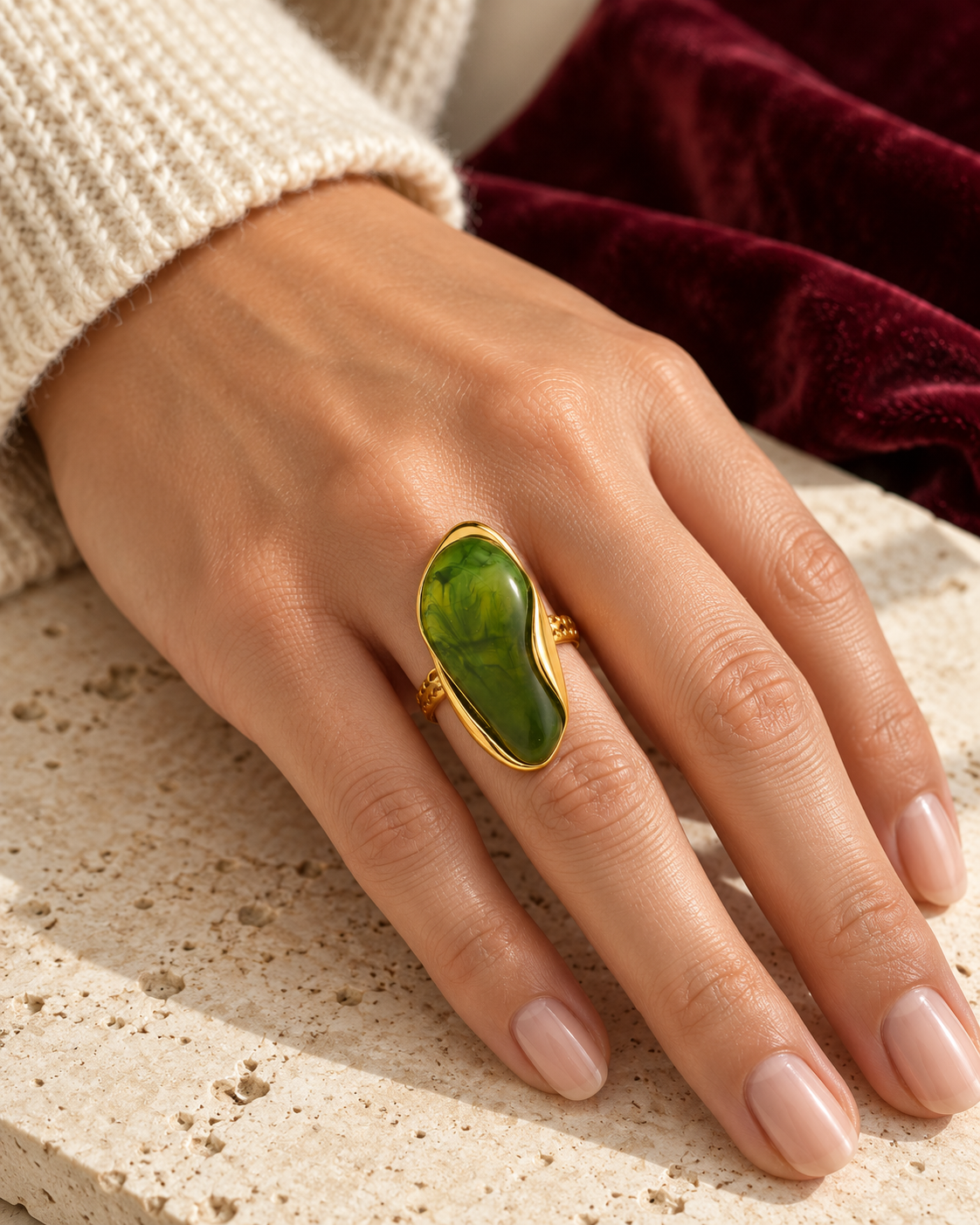 Bague ajustable Soline porté — mise en scène générée par IA