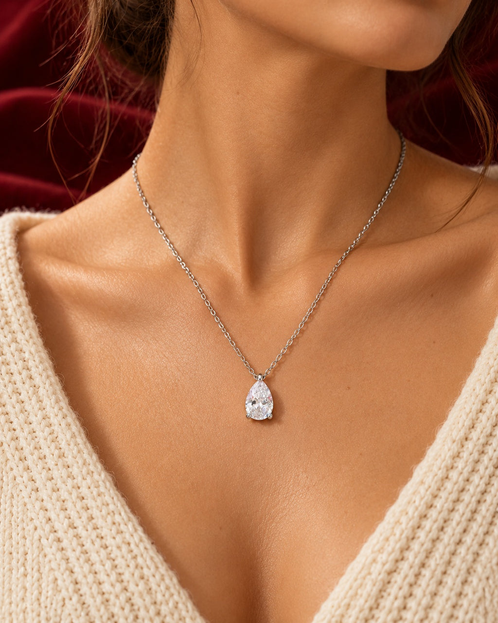 Collana con pendente a goccia indossata — immagine ambientata generata con IA