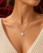 Collana con pendente a goccia indossata — immagine ambientata generata con IA
