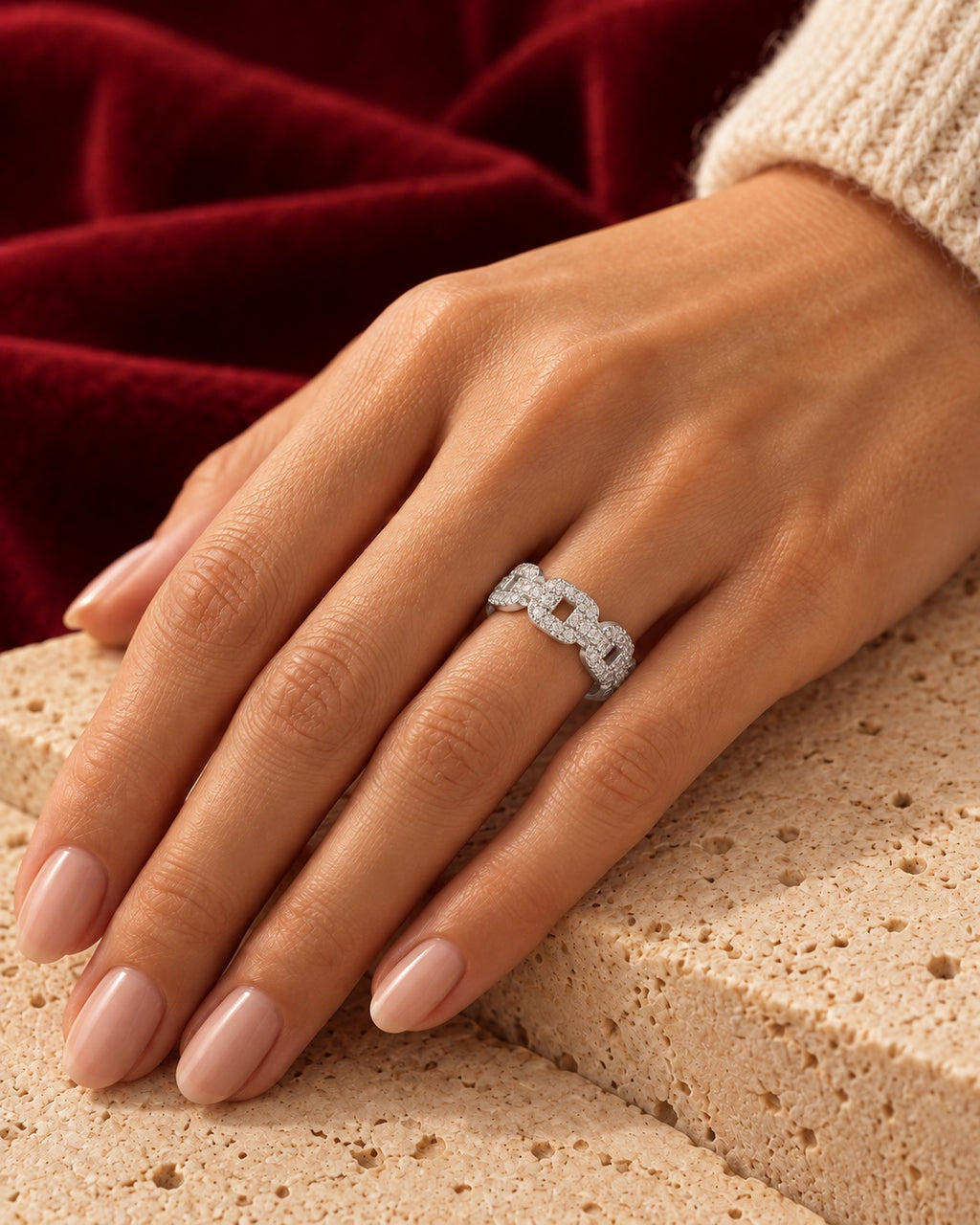 Anello regolabile Justine indossato — immagine ambientata generata con IA
