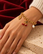 Armband Cherry getragen — KI-generierte Inszenierung