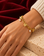 Bracelet Butterfly porté — mise en scène générée par IA
