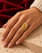 Anello Spirale indossato — immagine ambientata generata con IA