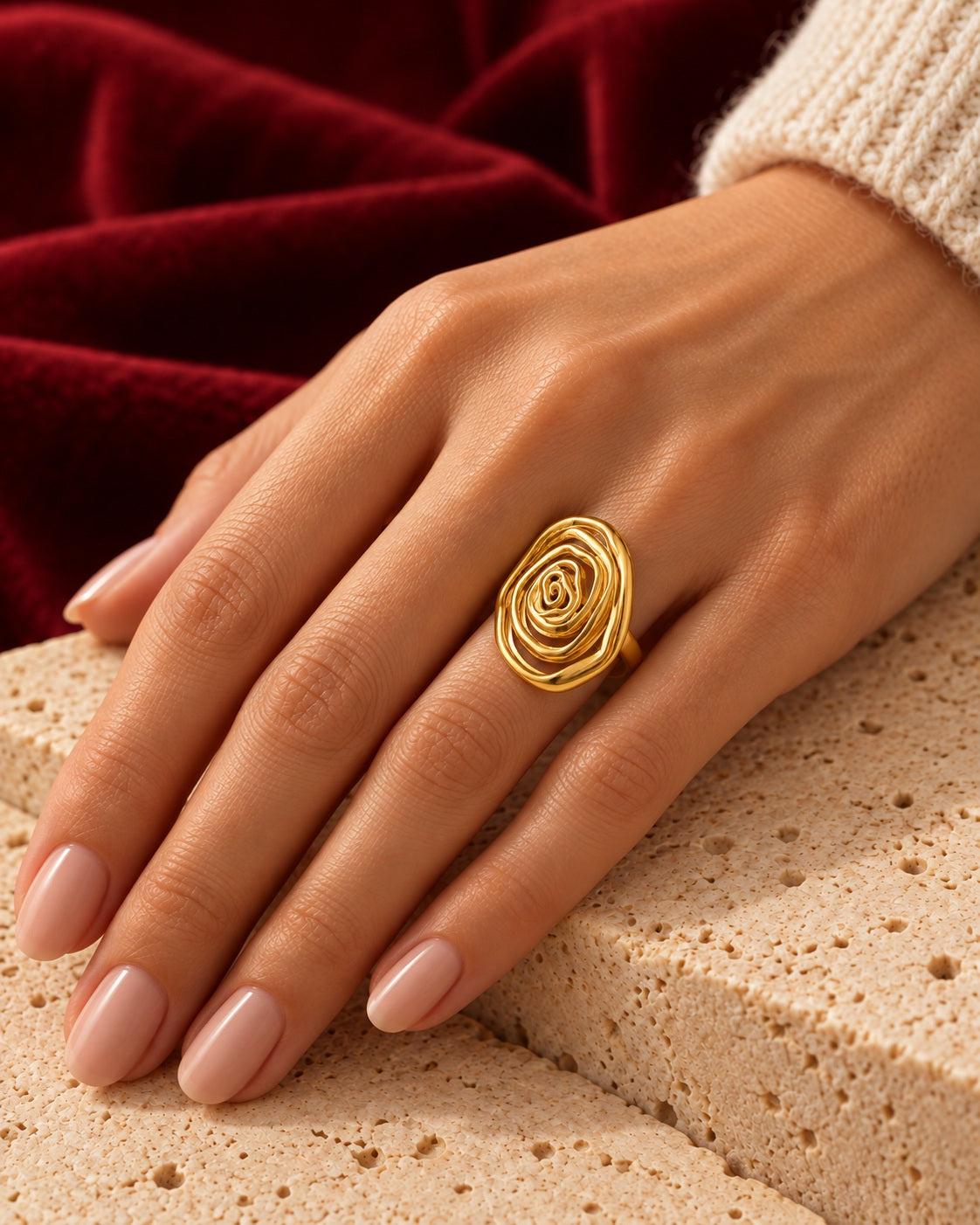 Anello Spirale indossato — immagine ambientata generata con IA