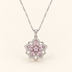 Collana Fleur Cœur rose su sfondo avorio