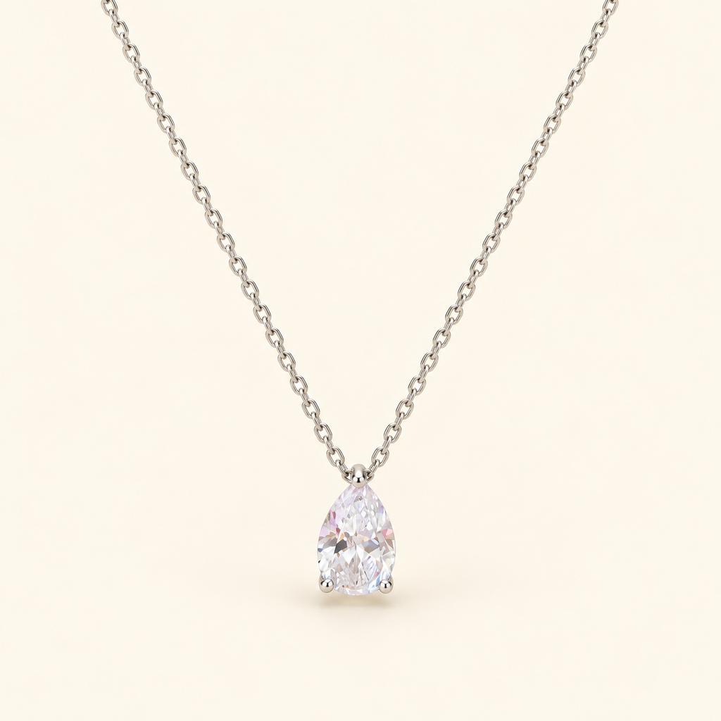 Collana con pendente a goccia su sfondo avorio