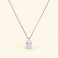 Collana con pendente a goccia su sfondo avorio