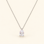 Collana con pendente a goccia su sfondo avorio