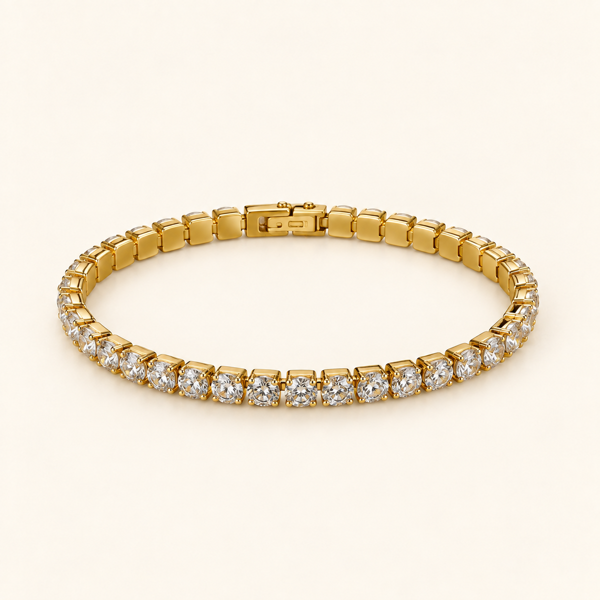 Goldfarbenes Armband auf elfenbeinfarbenem Hintergrund