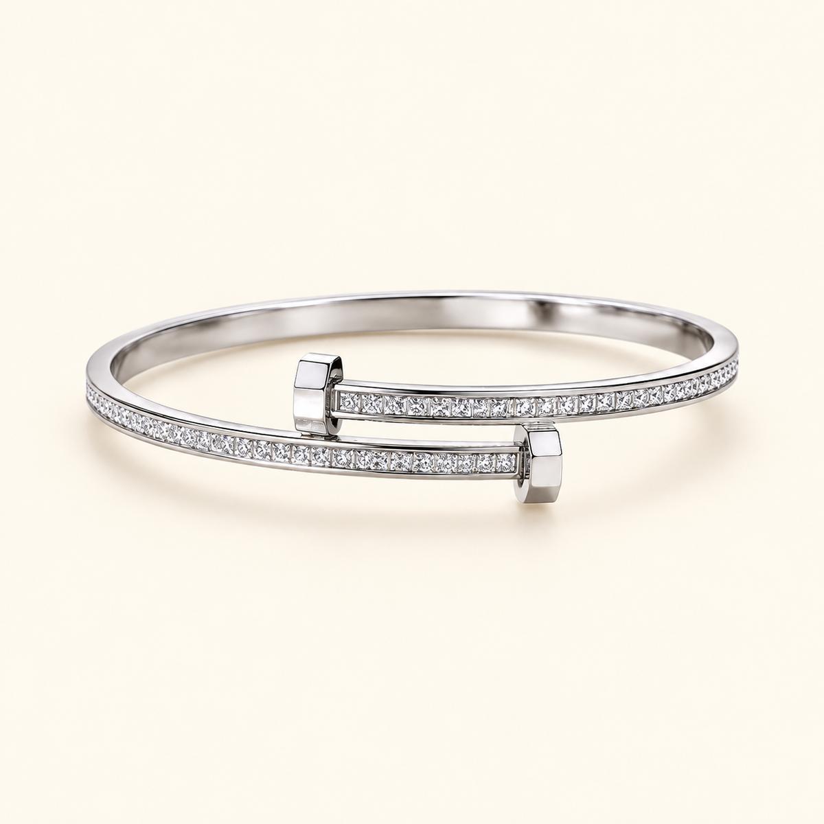 Légende bracelet on an ivory background