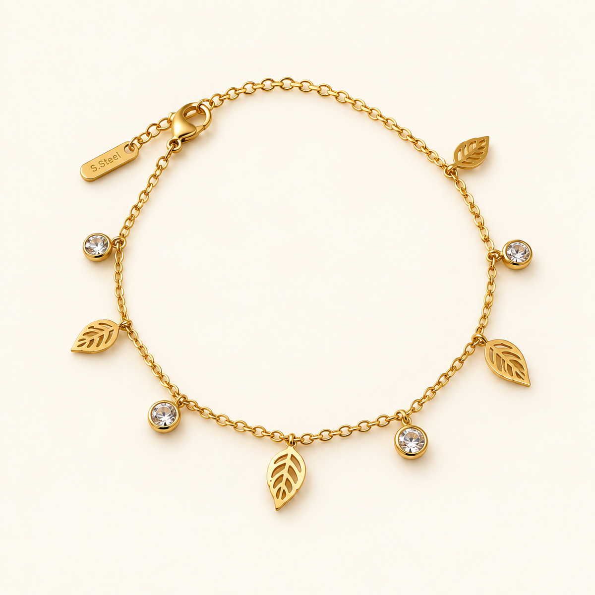Armband Délicatesse auf elfenbeinfarbenem Hintergrund