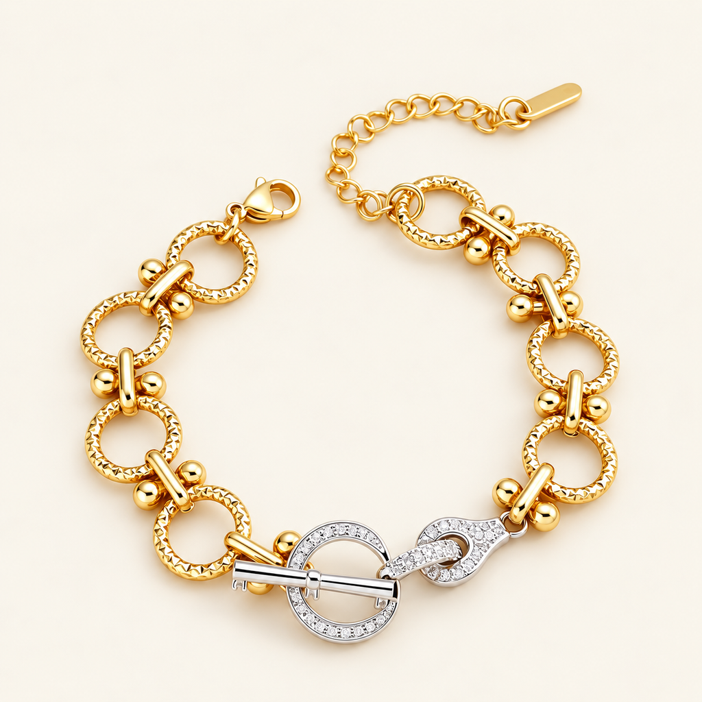 Solène bracelet on an ivory background
