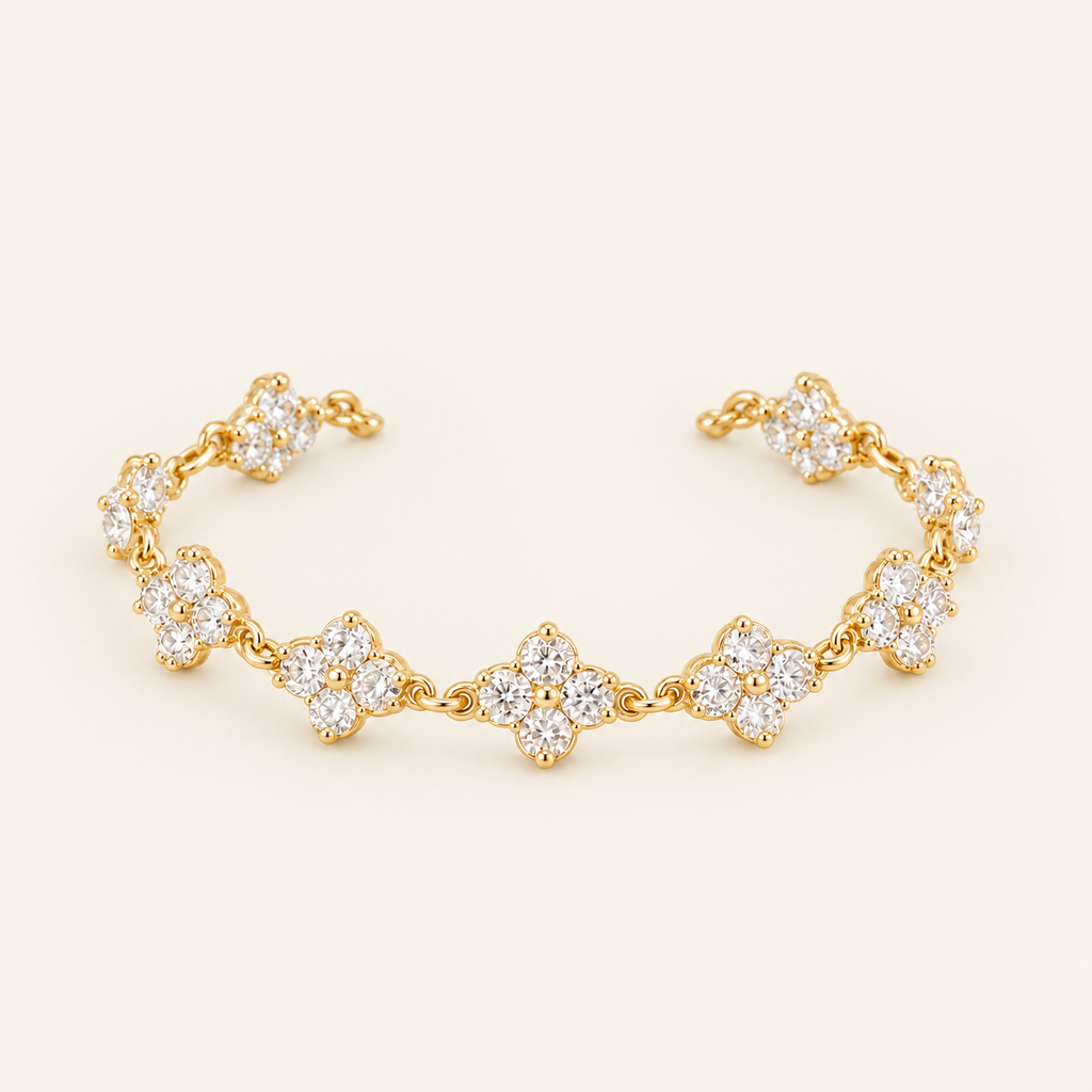 Armband Félicie auf elfenbeinfarbenem Hintergrund