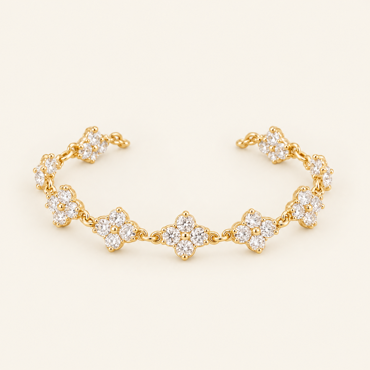 Armband Félicie auf elfenbeinfarbenem Hintergrund