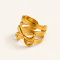 Anello regolabile Olympe su sfondo avorio