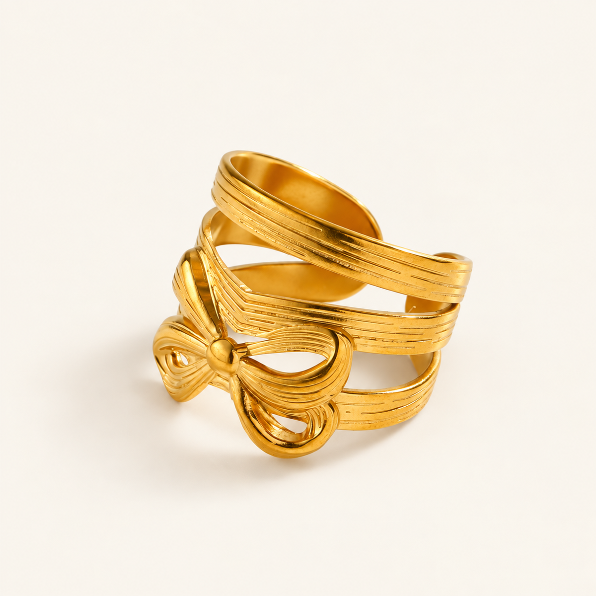 Anello regolabile Olympe su sfondo avorio