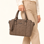 Sac géométrique taupe — porté
