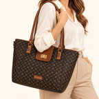 Cabas monogrammé cognac — porté à l’épaule