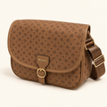 Sac camel monogrammé sur fond ivoire