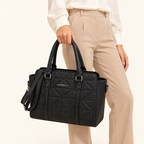 Sac géométrique noir — porté