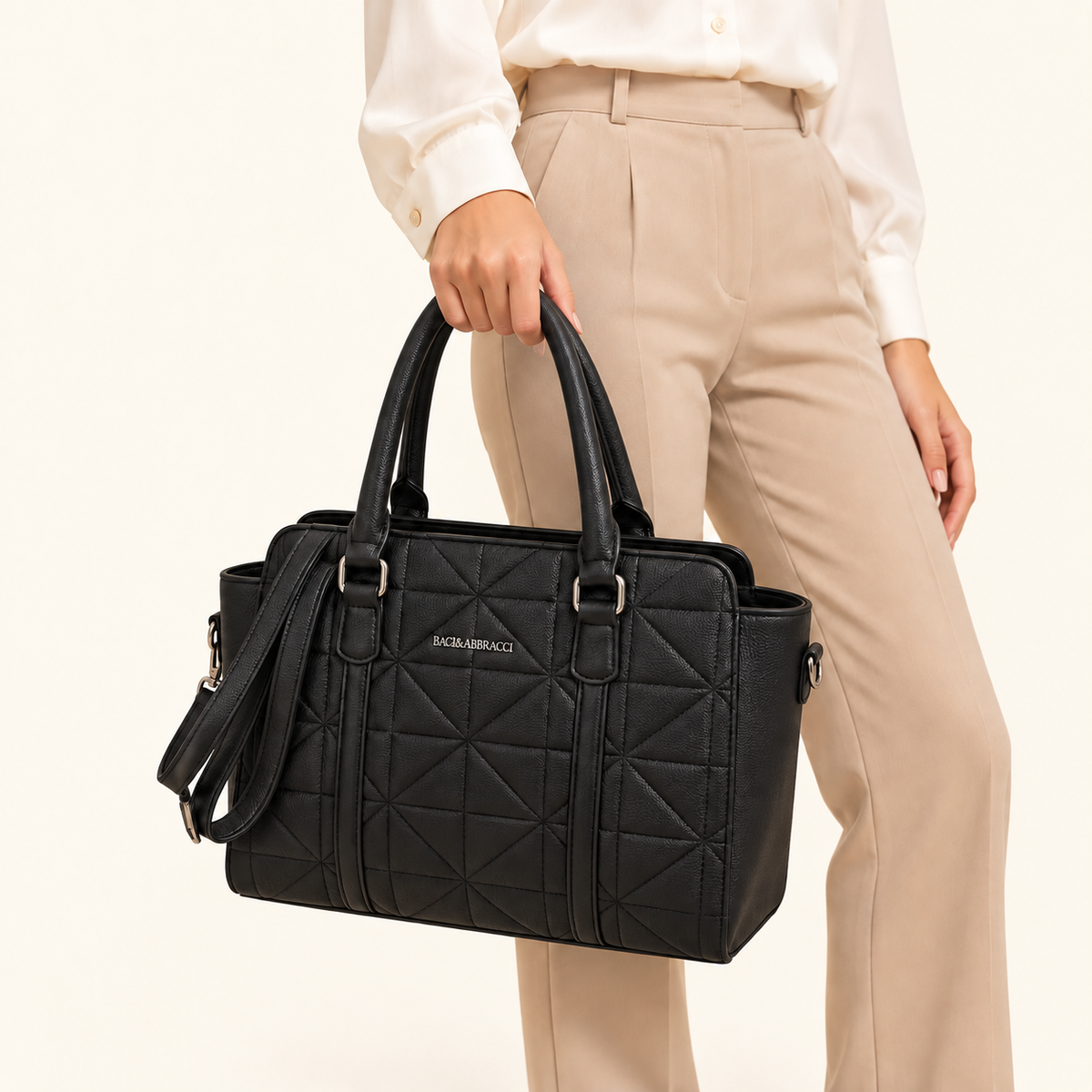 Sac géométrique noir — porté