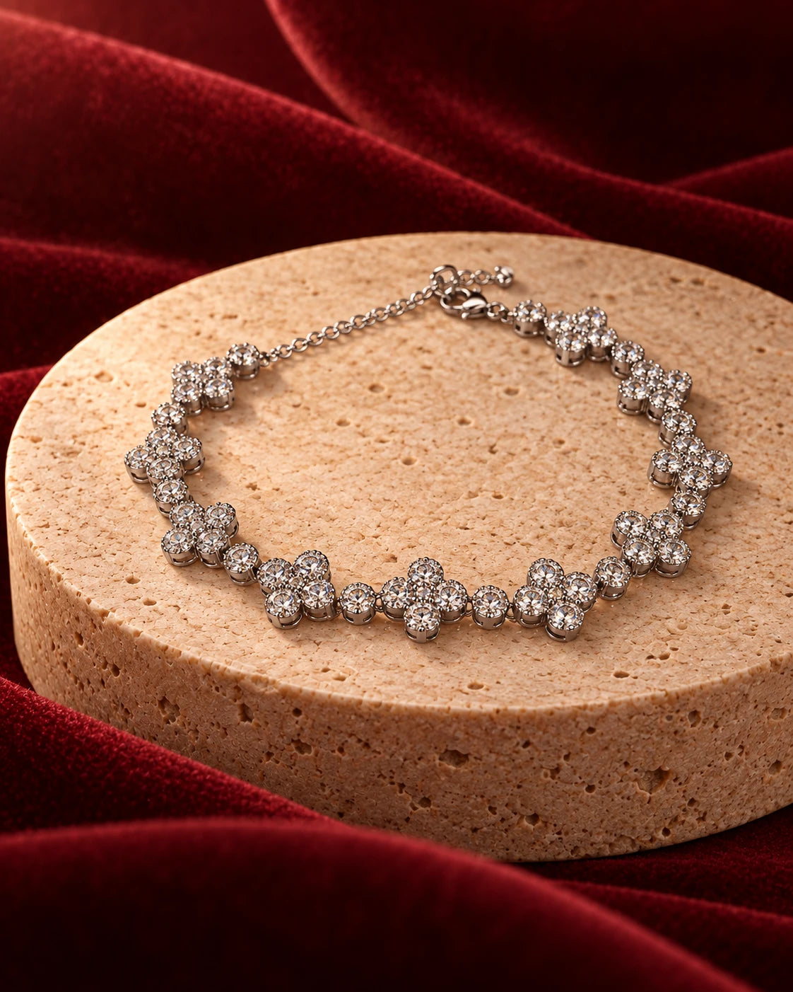Bracciale argentato con motivi a trifoglio su pietra beige e velluto bordeaux