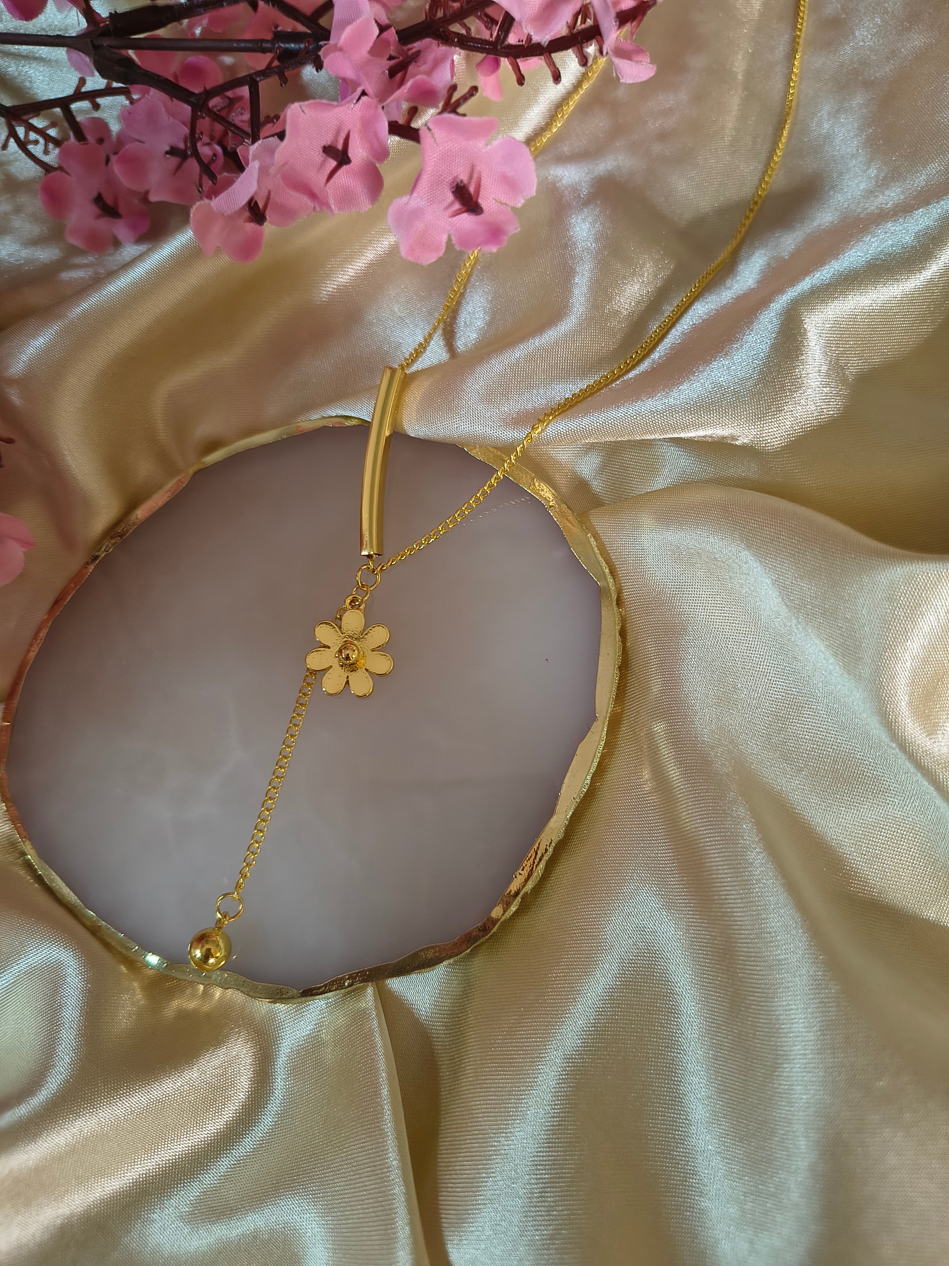 Collier pendant motif fleur